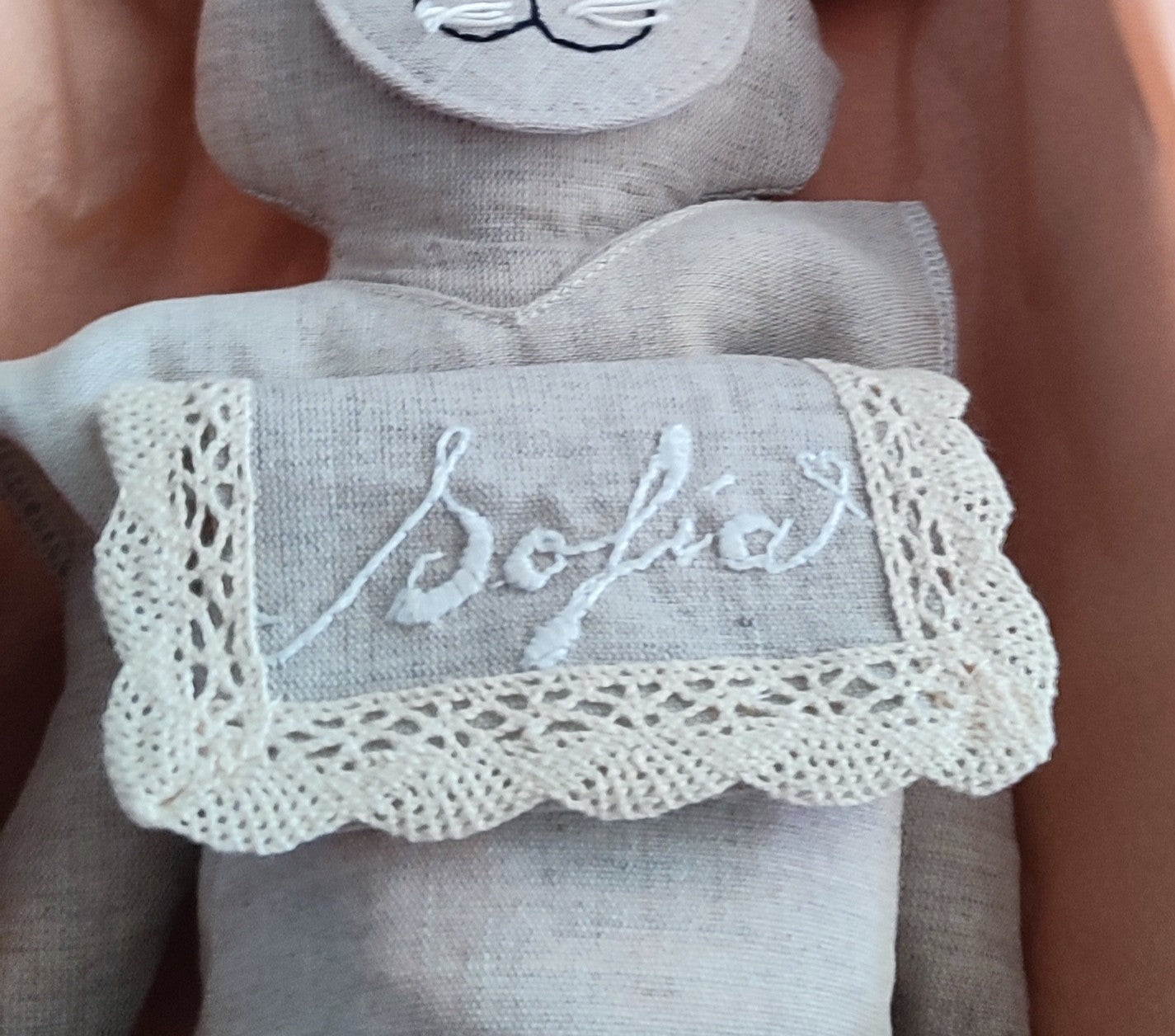 Personalizacion de la blusa. Bordado a mano.