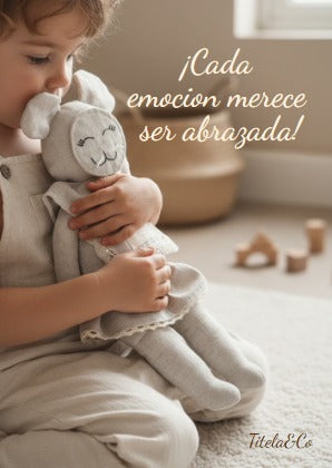 bébé con nuestra mascotas de las emociones, nuestro gatito Fifi, vestido de un mono rosa  y el bolsillo de la camisa esta cuidadosamente bordado a mano con el nombre del bébé