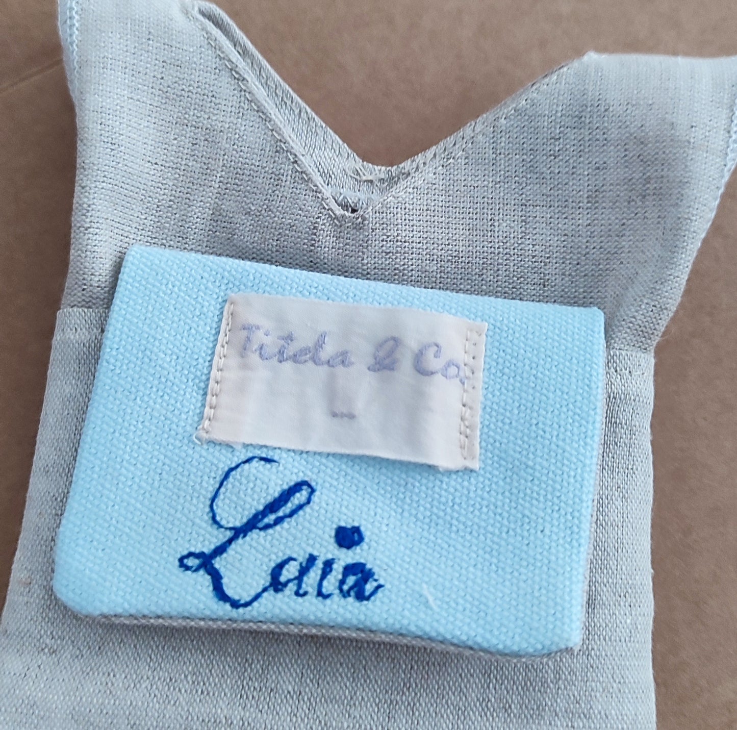 Personalizacion de la blusa. Bordado a mano.